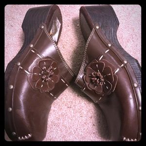 Bongo clogs with cute flowers.